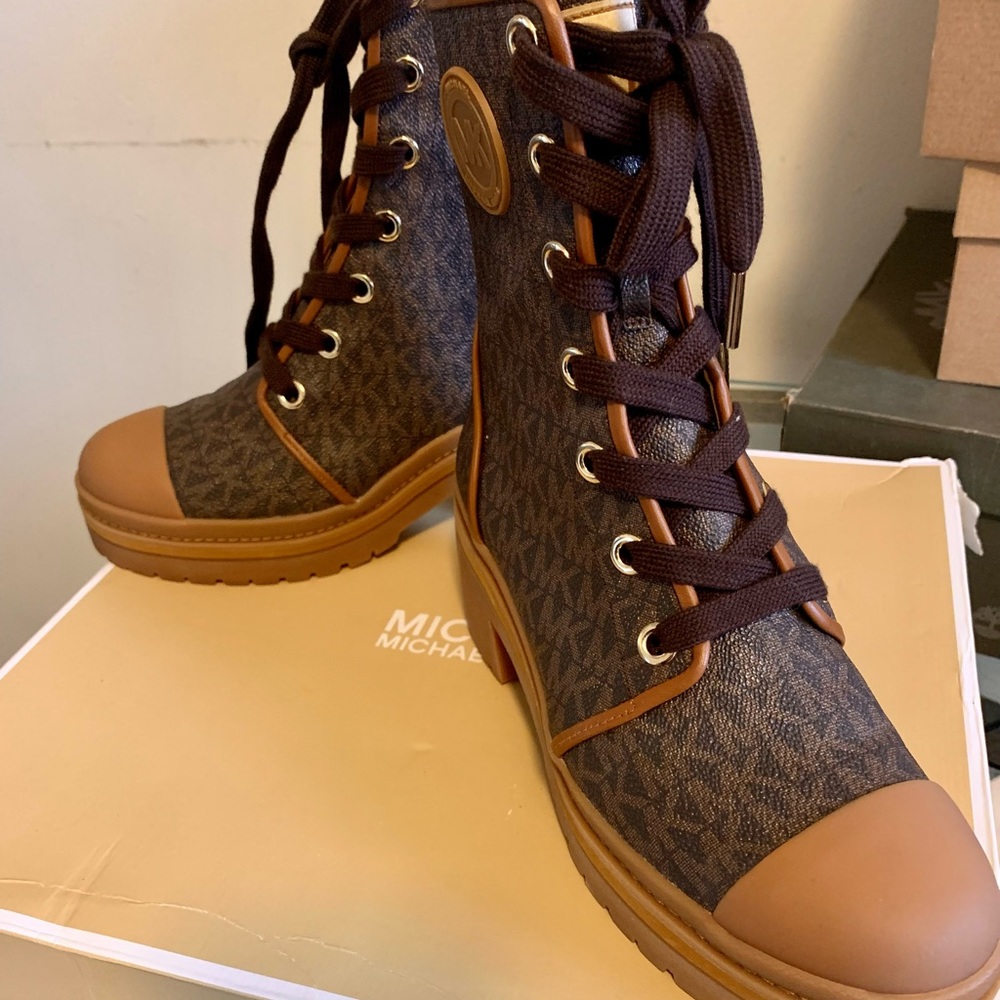 Brand new never worn Michael Kors Corey Boots size 6m